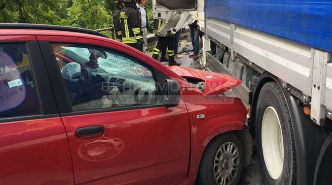 Scontro auto-camion a Zogno: 3 feriti, anche una bimba piccola - BergamoNews.it