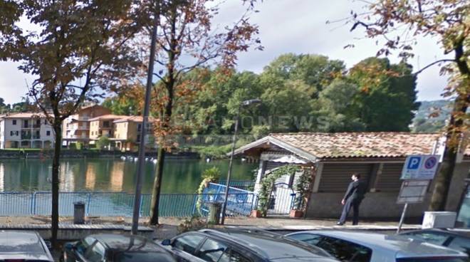 Sarnico, lite al bar: 45enne getta 5 tavolini nel lago - BergamoNews.it