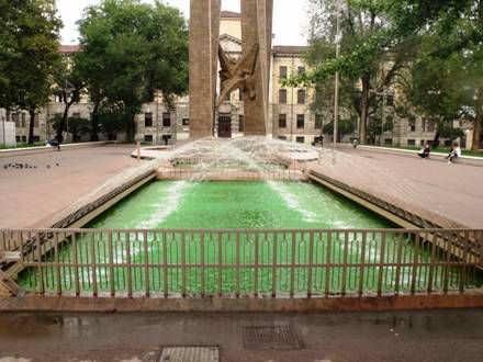 Acqua verde nella fontana del Piazzale Alpini