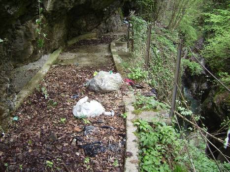 Ancora sporcizia lungo il torrente Imagna