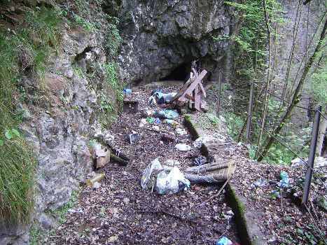 Ancora sporcizia lungo il torrente Imagna