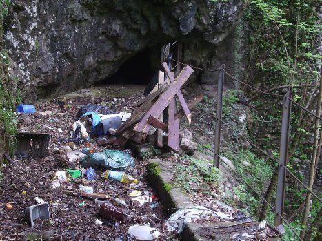 Ancora sporcizia lungo il torrente Imagna