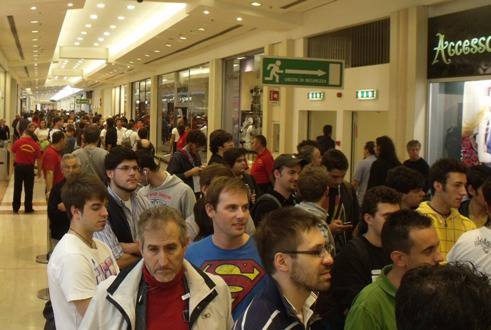 Apple Store, la folla in attesa