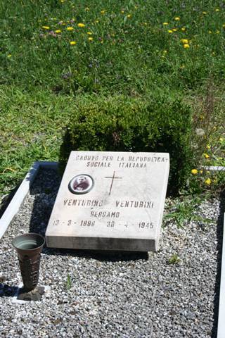 Blitz antifascista al cimitero di Bergamo