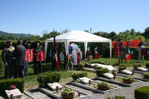 Blitz antifascista al cimitero di Bergamo