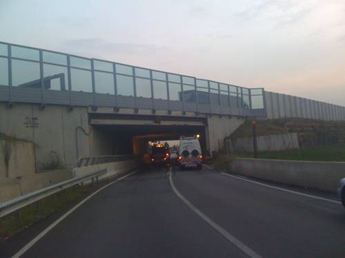 Cadono calcinacci dal ponteChiusa l'ex statale 42