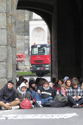 Gli studenti bloccano porta Sant'Agostino/1