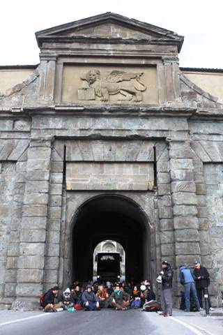 Gli studenti bloccano porta Sant'Agostino/1