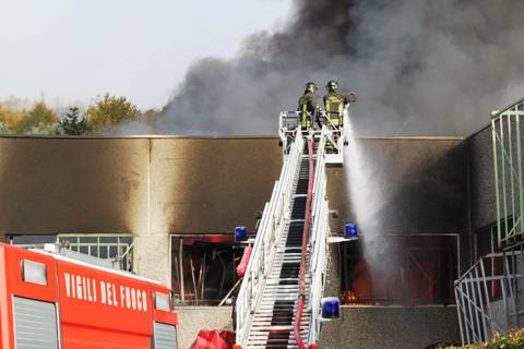 Incendio, azienda distrutta a Pontida/1