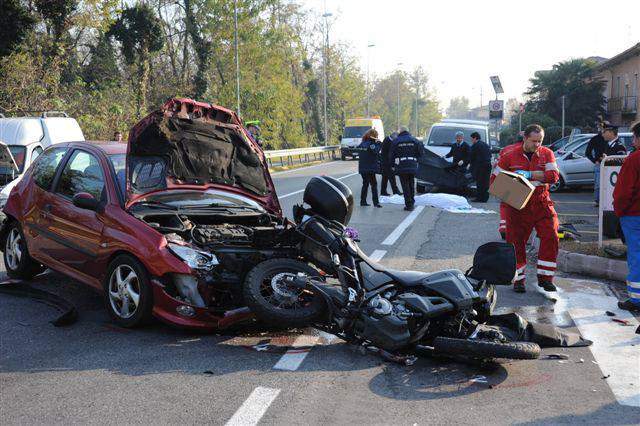 Incidente mortale ad Azzano,|muore centauro 39enne