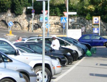 Parcheggiatori in via Grataroli