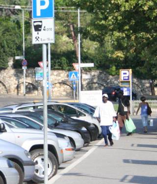 Parcheggiatori in via Grataroli