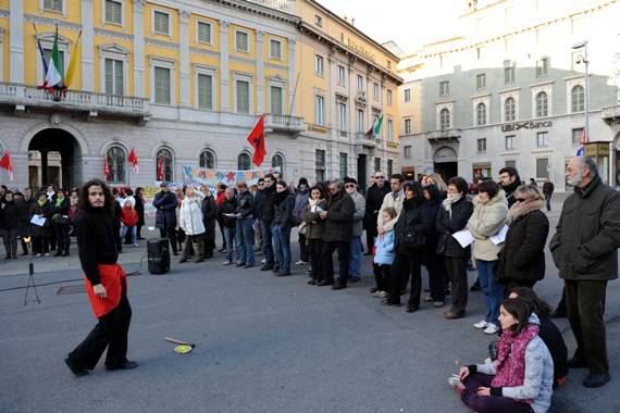 Presidio anti-Gelmini tra teatro e raccolta firme