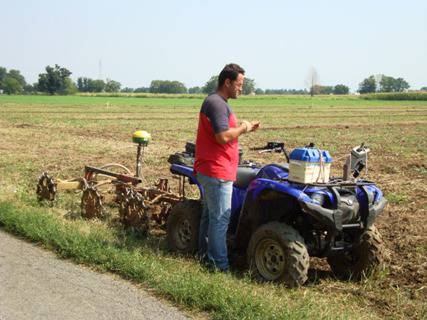 Ricercatori di Brebeminei campi con i quad