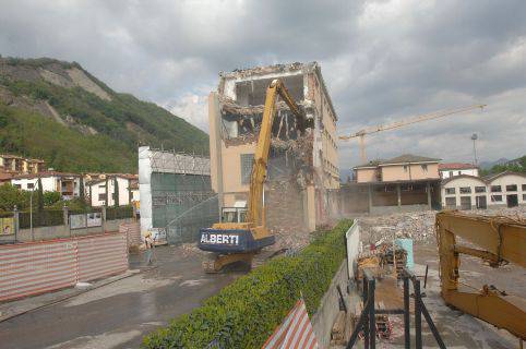 Sarnico, demolitol'ex colorificio Sebino