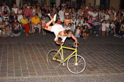 Sarnico si colora di busker/2