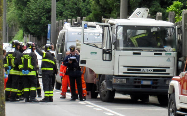 Schiacciato dal suo camionmuore autotrasportatore