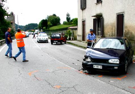 Scontro a Strozza, strada bloccata