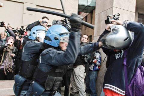 Studenti, occupato il Colosseo e la torre di Pisa