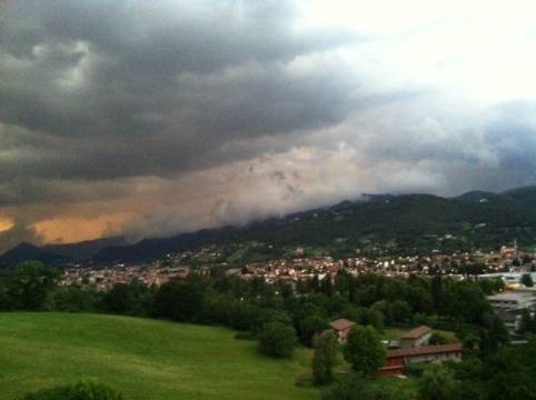 Temporale in arrivo,nubi e colori sulla cittÃ 