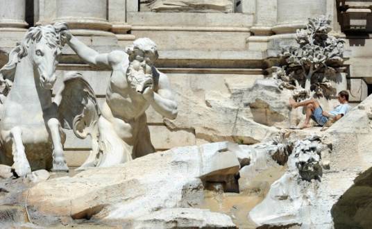 Tintarella sulla Fontana di Trevi