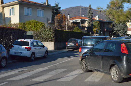 Parcheggio selvaggio attorno allo Stadio