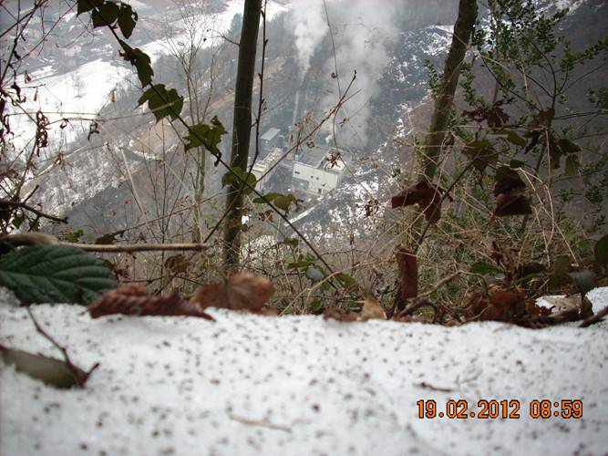 Strane macchie nere sulla neve a Sedrina