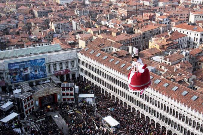 Venezia, il volo dell'angelo|apre il carnevale