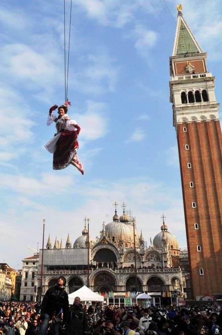 Venezia, il volo dell'angelo|apre il carnevale