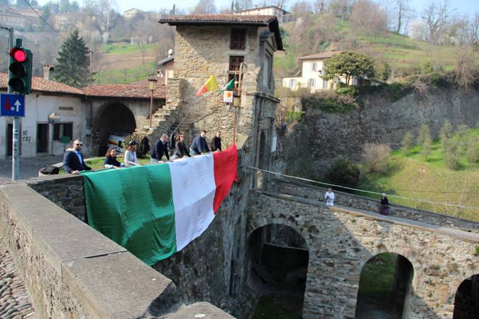 "Buona Italia", tricolore in porta Garibaldi