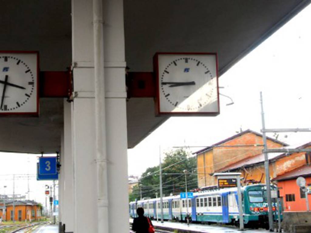 Alla stazione ferroviaria anche l'ora ?? un'opinione - BergamoNews