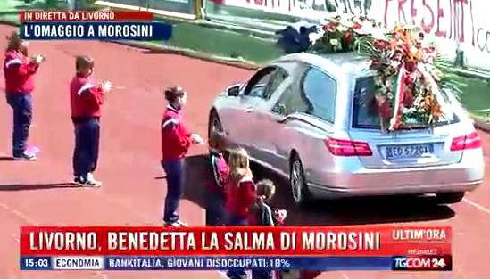 Il feretro di Morosini allo stadio di Livorno