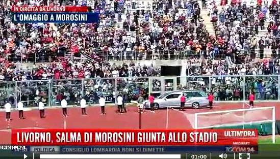 Il feretro di Morosini allo stadio di Livorno