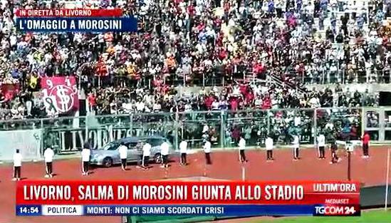 Il feretro di Morosini allo stadio di Livorno