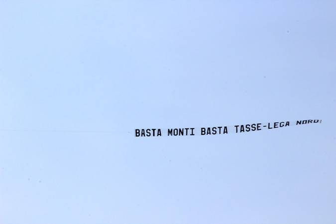 Striscione aereo della Lega contro Monti