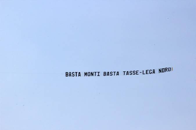 Striscione aereo della Lega contro Monti