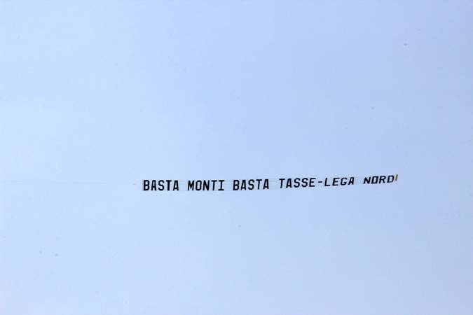 Striscione aereo della Lega contro Monti