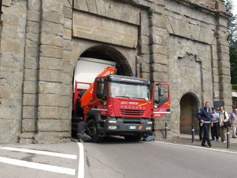 Camion bloccato sotto porta Sant' Agostino