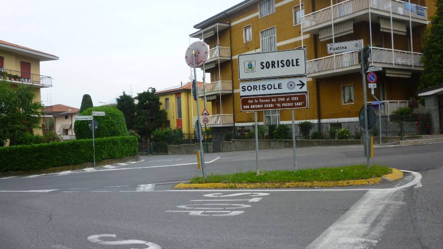 Ol preost Sant, cartelli in dialetto a Sorisole