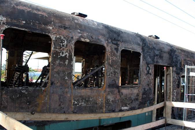 Treno incendiato alla stazione