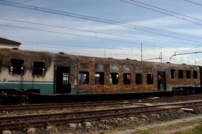 Treno incendiato alla stazione