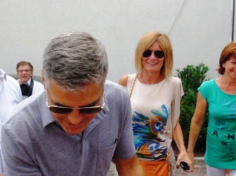 George Clooney saluta i fans a Sarnico