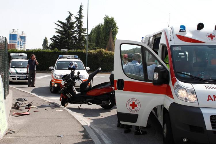 Villa di Serio, motociclista contro un muro