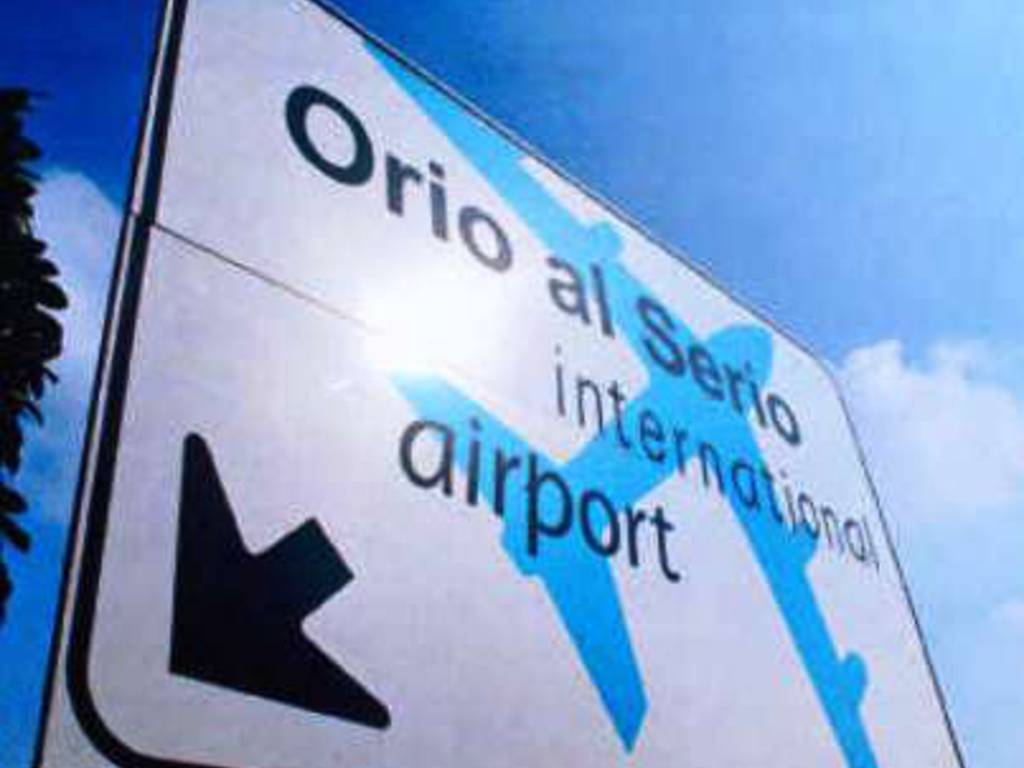 Il cartello all'entrata dell'aeroporto di Orio al Serio