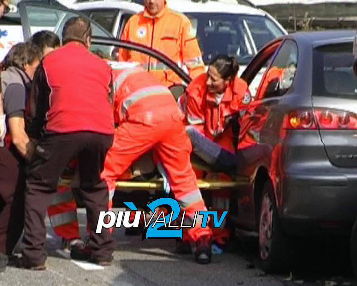 Casnigo, auto contro moto, muore 55enne di Leffe