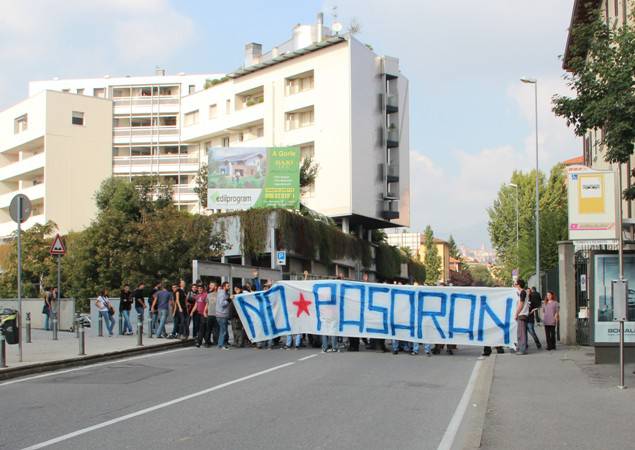 Fiore a Bergamo, la protesta degli Antagonisti 1