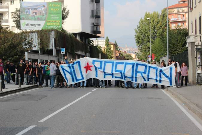 Fiore a Bergamo, la protesta degli Antagonisti 1