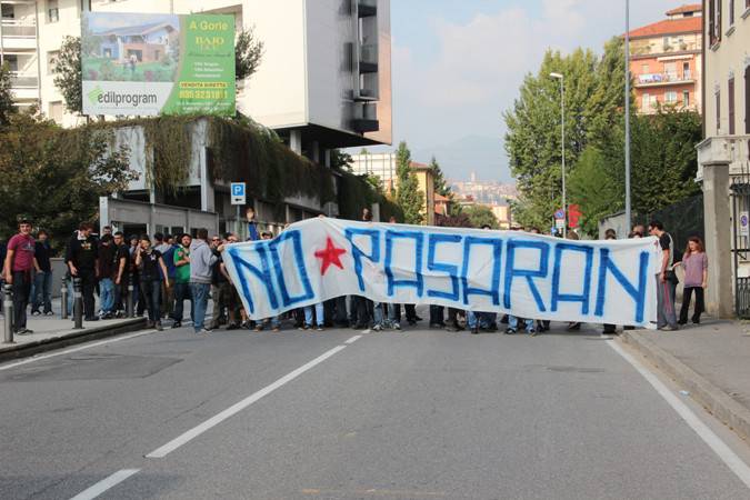 Fiore a Bergamo, la protesta degli Antagonisti 1