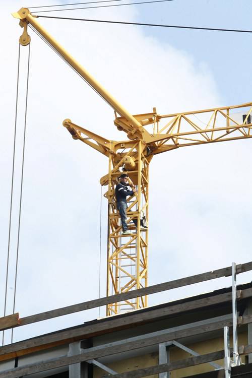 Operaio egiziano in cima alla gru della Carrara