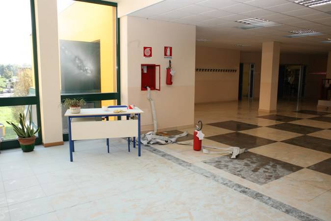 Seriate, scuole allagate dai vandali